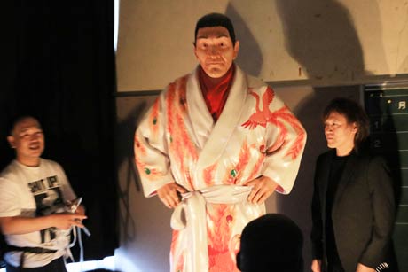 ジャイアント馬場の等身大の人形をお披露目