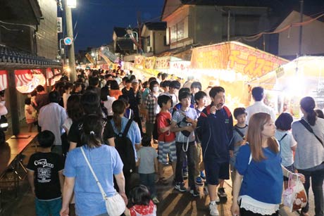  約2万人もの人出だった24日の吉田天満宮大祭のにぎわい