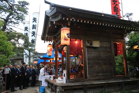  拝殿で行われた宵宮祭の神事