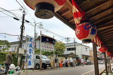  露店の準備が始まった吉田天満宮の参道入り口付近
