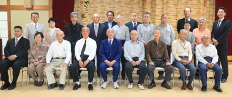 優良運転者表彰をの被表彰者で記念撮影