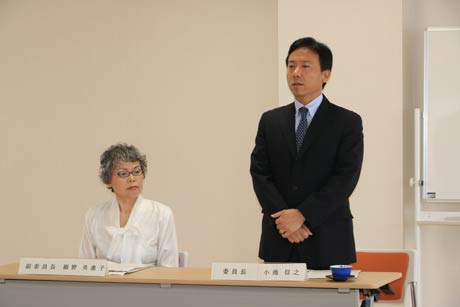 会長に決まった小池信之新潟大学経済学部教授(右)と副会長に決まった社会教育委員の細野美恵子さん