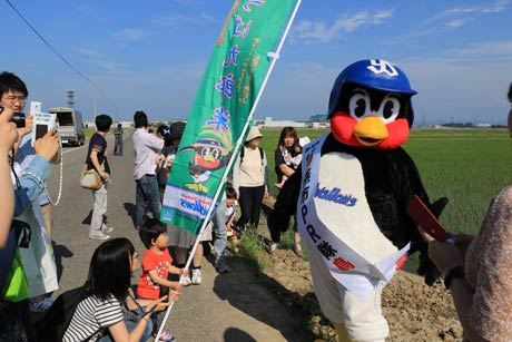 ファンに囲まれるつば九郎