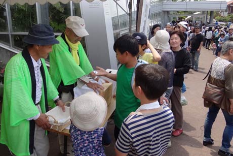 人気の花鉢プレゼントでは200人以上が行列