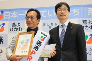 スワローズスプリングフェスで燕市PR大使に任命された声優の田中秀幸さん(左)と鈴木燕市長