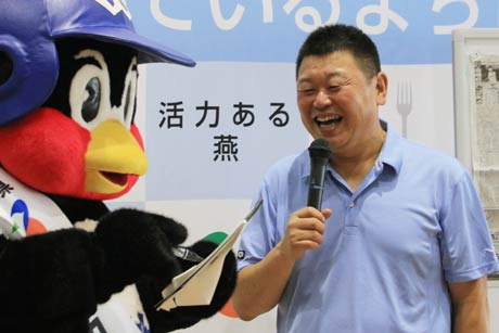 つば九郎とぶっちゃけ爆笑トークを繰り広げるデーブ大久保さん