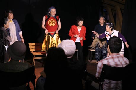 演劇教室「65歳以上の劇団」が活動拠点の三条市のまちなか交流広場「ステージえんがわ」で旗揚げ公演