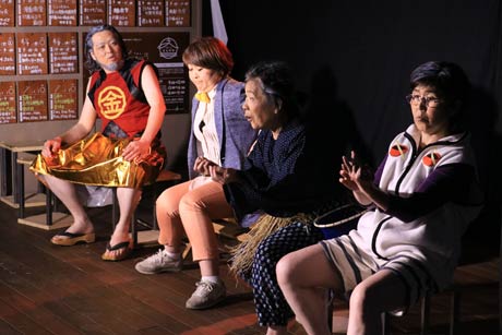  演劇教室「65歳以上の劇団」が活動拠点の三条市のまちなか交流広場「ステージえんがわ」で旗揚げ公演