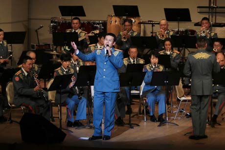 楽器の演奏だけでなく隊員による熱唱も