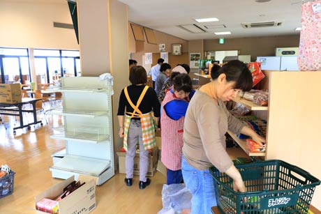 「味処花てまり」の什器や商品を「ふれあいパーク久賀美」に移動して整理