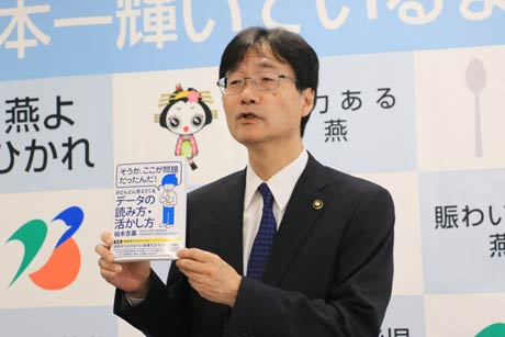 定例記者会見を行う鈴木燕市長