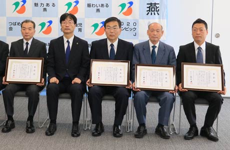 左から丸長建設の渡辺武夫代表取締役、鈴木力市長、吉田建設の吉田守利代表取締役社長、河村組の河村八郎代表取締役、吉田建設燕営業所の渋川善行代表
