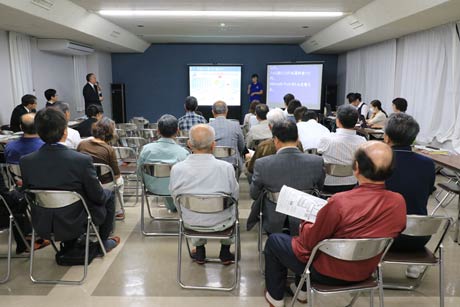 30日、粟生津体育文化センターで開かれた1回目の燕市の水道料金改定説明会