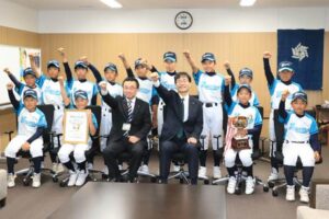 第4回東京ヤクルトスワローズカップ少年野球交流大会に燕市代表として出場する吉田ジュニアクラブが鈴木市長を表敬訪問