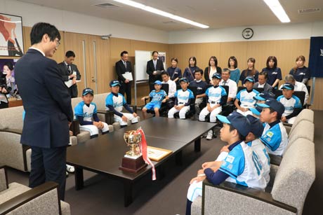 吉田ジュニアクラブの選手にアドバイス、激励する鈴木市長