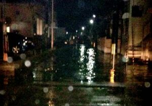 東三条地区の冠水した道路