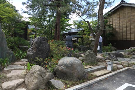 鈴木の庭を小さくして石碑はそのままに