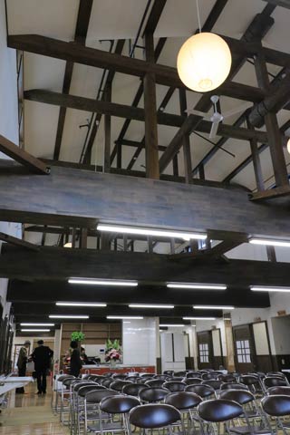 天井が高いグループホームの居間