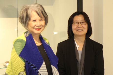 玉川宣夫さんに手ほどきを受けて米国の作家に木目金を伝えた佐藤さん(左)と今回の作品展を企画監修する山田さん