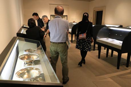 燕市産業史料館で開かれている「アメリカ木目金作家展 2016 in Japan」