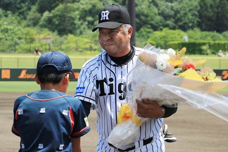 試合開始前のセレモニーで花束を受け取る阪神タイガースの二軍監督、掛布さん
