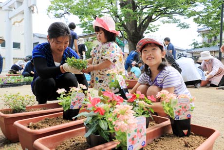 三条市・八幡町の自治会が八幡宮境内にプランターに花を植えて町内に設置