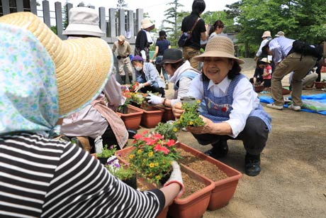 40人余りが協力して花植え