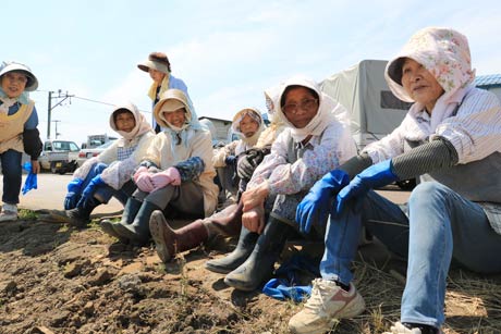 余裕で出番を待つ地元の農家のおばちゃんたち