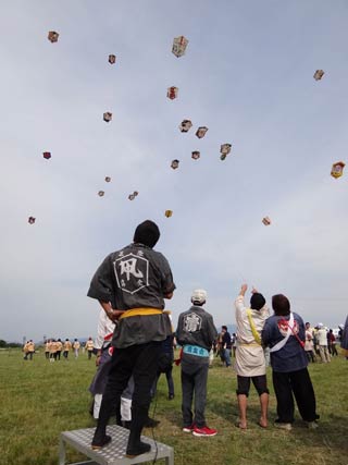 初日は約4,000人の見物客でにぎわった三条凧合戦