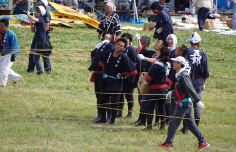  初日は約4,000人の見物客でにぎわった三条凧合戦