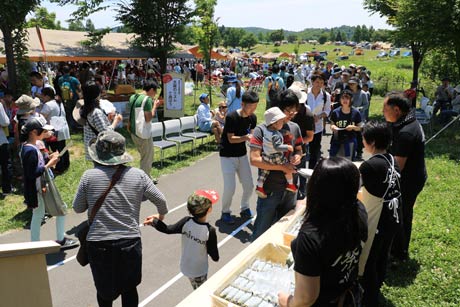 ものすごい人出だった4日のスノーピークHeadquartersの雪峰祭