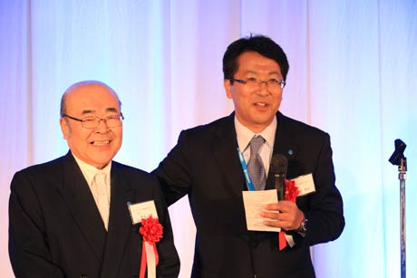 ツイバード工業の野水重明社長と野水重勝先代社長