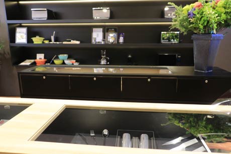 1階の地元を代表する企業の製品を展示するコーナー