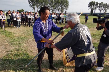 閉会式で最高得点優勝の東三条五月会に白龍旗などを贈る