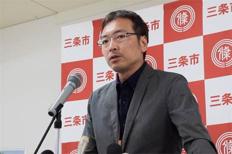 記者会見する国定市長