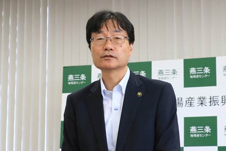 燕三条地場産業振興センター理事長の鈴木力燕市長が記者会見