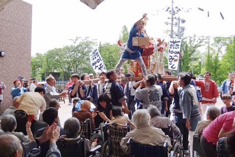 「さわたりの郷」での金みこしとよさこい踊りのパフォーマンス