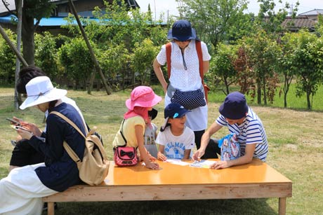 500人が参加した開湯ミステリーツアーでおとなも子どもも一緒になって謎解きに熱中