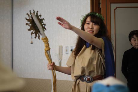 役者が演じる戦士に導かれて最後の戦いへ