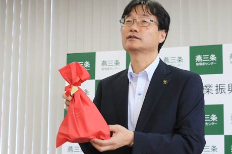 6日行った燕三条地場産業振興センター理事長の記者会見でラッピングサービスアピールする鈴木燕市長