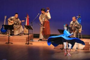 モンゴルと交流を深める弥彦村でモンゴルのビルグーンオンダラガ歌舞団が公演