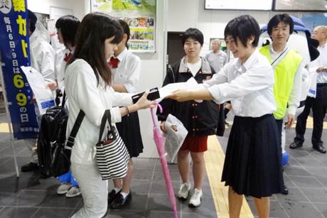 「6・9の日」で東三条駅前で高校生や警察ボランティアが東三条駅前でかぎかけを呼びかけ