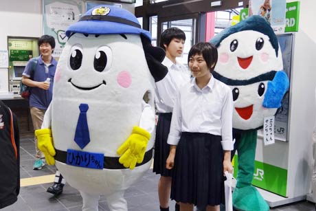 県警マスコット「ひかりちゃん」と三条市環境マスコットキャラクター「エコちゃんサンちゃん」も参加