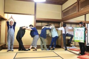 12日の開催で通算100万人の大台を目指す三条マルシエ、人文字で「100万」を表現する三条マルシェ実行委員