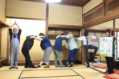  12日の開催で通算100万人の大台を目指す三条マルシエ、人文字で「100万」を表現する三条マルシェ実行委員