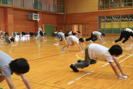 旧荒沢小学校の校舎で行われた大掃除で体育館でぞうきんがけ大会