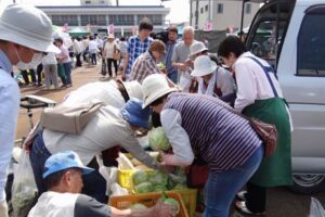 11日始まったJAにいがた南蒲の「なんかん育ち軽トラ市場」