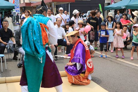 来場者100万人達成を祝う三条神楽「福神遊の舞」