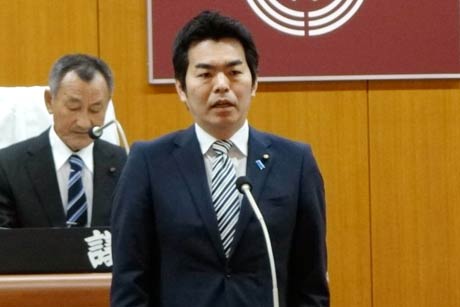 副議長に就任した名古屋豊氏