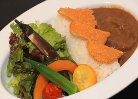 「いい湯らてい」で販売する「笠堀ダムカレー」